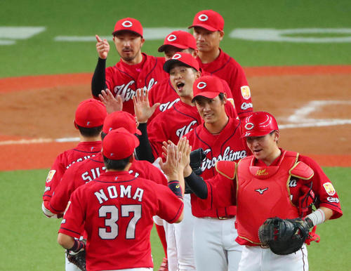 阪神対広島　勝利を喜び合う広島ナイン（撮影・宮崎幸一）