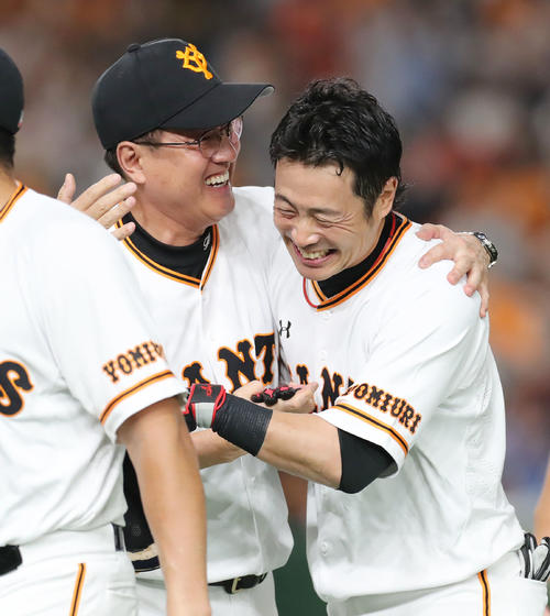 巨人対ヤクルト　ヤクルトに勝利し、サヨナラの犠飛を放った巨人亀井（右）を笑顔でねぎらう原監督（撮影・垰建太）