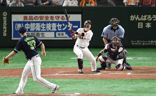 巨人対ヤクルト　10回裏巨人1死満塁、サヨナラの左犠飛を放つ亀井。投手マクガフ（撮影・鈴木みどり）
