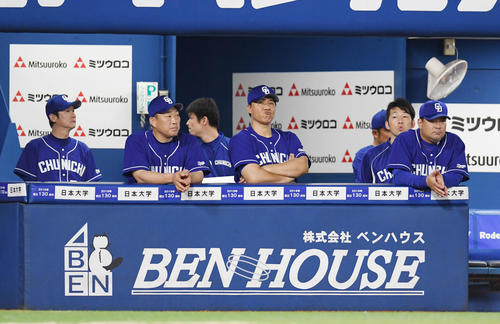 DeNA対中日　7回裏DeNA2死二、三塁、3番手木下雄が暴投で追加点を許し、渋い顔を見せる与田剛監督（中央）ら中日ナイン（撮影・加藤諒）