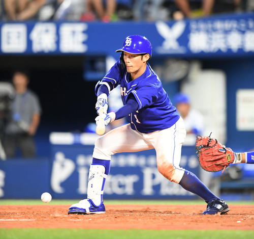 DeNA対中日　3回表中日1死一、三塁、京田陽太はスクイズを試みる（撮影・加藤諒）