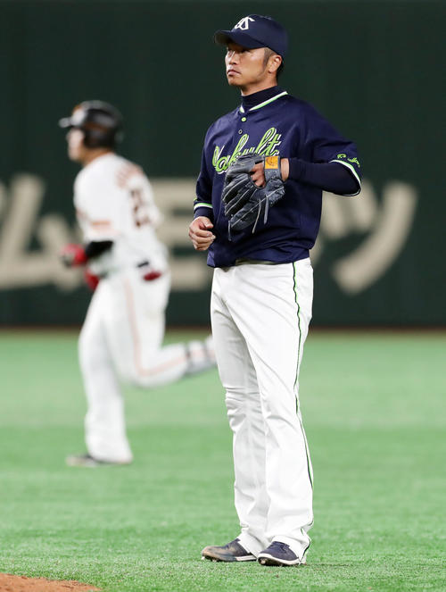 巨人対ヤクルト　8回裏巨人1死一、二塁、岡本（左）に同点の3点本塁打を浴びぼうぜんと立ちつくす近藤（撮影・垰建太）