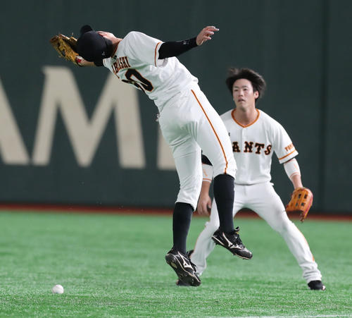 巨人対ヤクルト　1回表ヤクルト1死一塁、山田哲の飛球に飛びつくも捕球できず安打を許す若林（左）（撮影・垰建太）