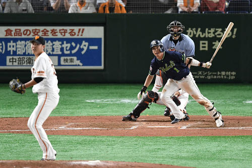 巨人対ヤクルト　8回表ヤクルト2死二塁、中前適時打を放つ山田哲。投手宮国（撮影・鈴木みどり）