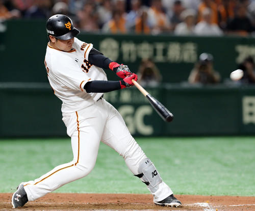 巨人対ヤクルト　8回裏巨人1死一、二塁、右中間に同点となる3点本塁打を放つ岡本（撮影・垰建太）
