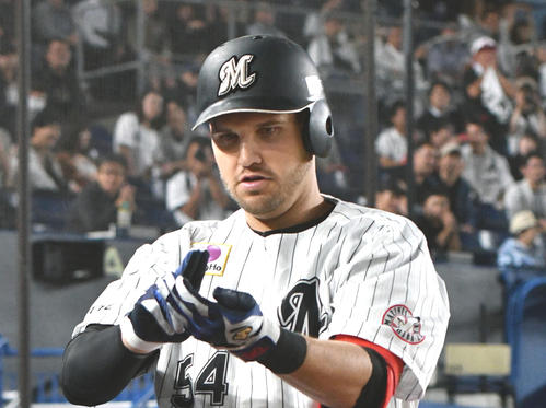 ソロ本塁打を放ったロッテ・レアードは、すしポーズを披露（2019年7月8日撮影）