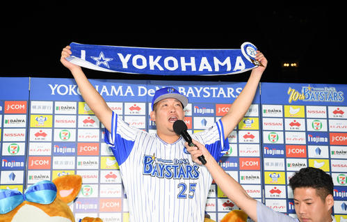 DeNA対中日　中日に勝利し、ヒーローインタビューで絶叫するDeNAの筒香（撮影・加藤諒）