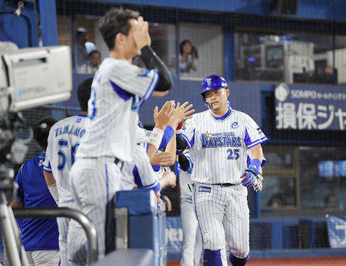 DeNA対中日　5回裏DeNA無死満塁、筒香は左越えに勝ち越し満塁本塁打を放ち、ベンチでナインに迎えられる（撮影・加藤諒）