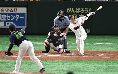 巨人対ヤクルト　4回裏巨人1死、左越えソロ本塁打を放つ坂本勇。投手小川（撮影・鈴木みどり）