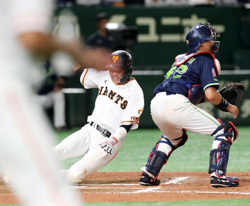 巨人対ヤクルト　延長10回裏巨人1死満塁、亀井の犠飛で坂本勇がサヨナラの生還を果たす（撮影・垰建太）