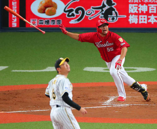3回表広島無死一、三塁、松山は左越え勝ち越し2点適時二塁打を放つ（撮影・宮崎幸一）