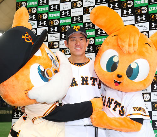 巨人対ヤクルト　ヤクルトに勝利しお立ち台でジャビットと笑顔で写真に納まる巨人桜井（中央）（撮影・垰建太）