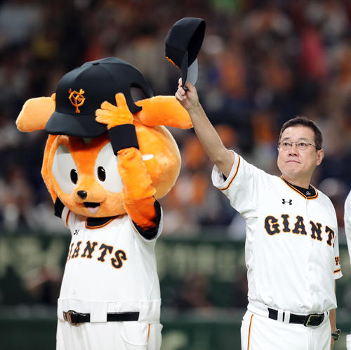 巨人対ヤクルト　ヤクルトに連勝しファンの声援に応える巨人原監督（撮影・垰建太）