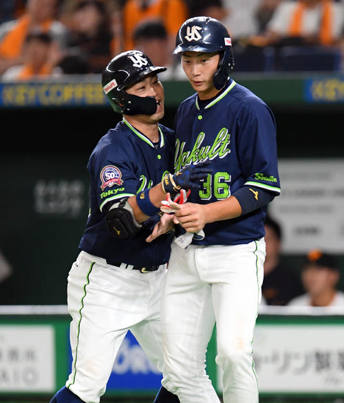 巨人対ヤクルト　7回表ヤクルト2死一塁、15号2点本塁打を放った青木宣親は、広岡大志と抱き合って喜ぶ（撮影・たえ見朱実）