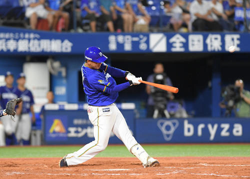 DeNA対中日　8回裏DeNA無死一塁、伊藤裕は左越えに同点の2点本塁打を放つ（撮影・加藤諒）