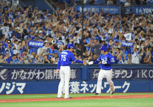 DeNA対中日　6回裏DeNA無死、伊藤裕は左越えのソロ本塁打を放ち、三塁コーチャーとタッチ（撮影・加藤諒）
