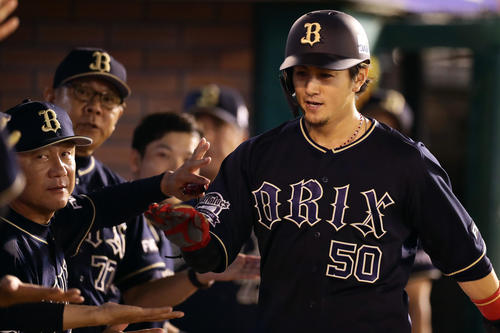 楽天対オリックス　6回表オリックス1死三塁、安達の右犠飛で生還した小田はナインとハイタッチ（撮影・浅見桂子）