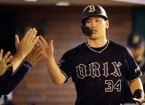 楽天対オリックス　6回表オリックス1死一、三塁、中川の左同点適時打で生還した吉田正はナインとハイタッチ（撮影・浅見桂子）