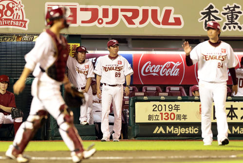 楽天対オリックス　6回表オリックス無死三塁、吉田正に中前適時打を許した場面で、投手交代を告げにグラウンドに出る平石監督（中央）（撮影・浅見桂子）