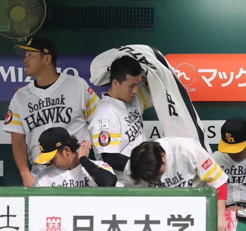5回に満塁弾を浴びた千賀はタオルを手にベンチ裏へ移動する（撮影・梅根麻紀）