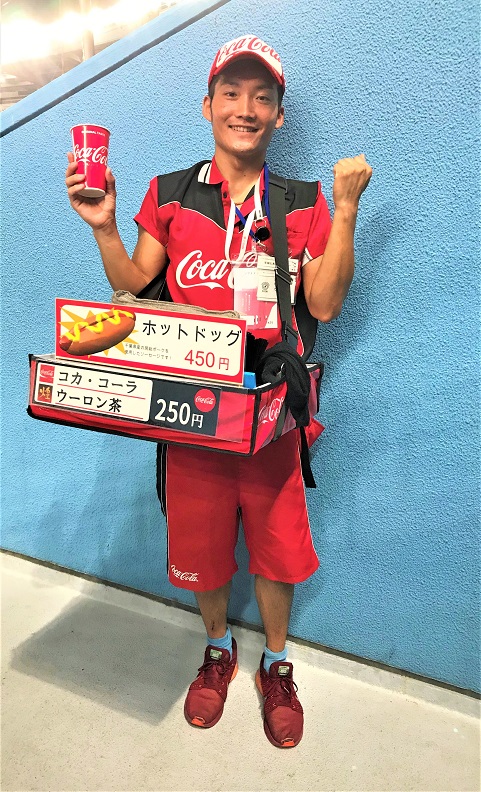 ZOZOマリンの売り子つかささん（球団提供）