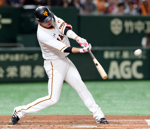 1回裏巨人1死、右中間に先制のソロ本塁打を放つ坂本勇（撮影・垰建太）
