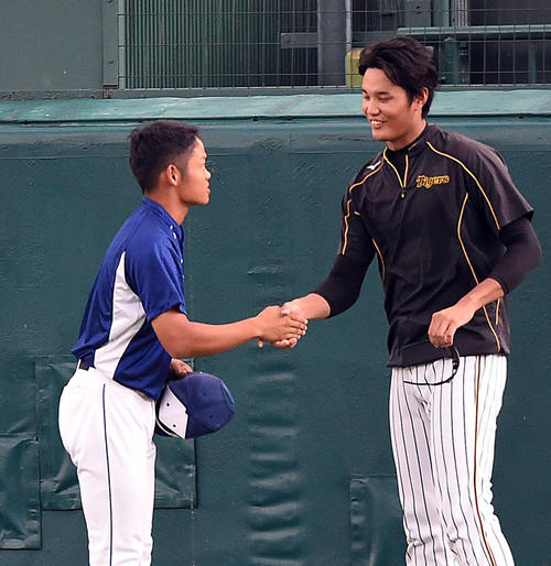 阪神藤浪（右）と中日根尾（19年7月撮影）