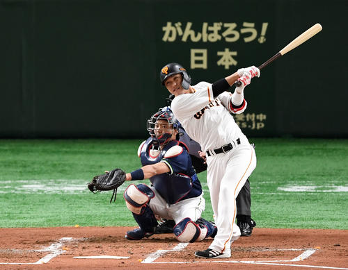 巨人対ヤクルト　1回裏巨人1死、右越え本塁打を放つ坂本勇（撮影・横山健太）