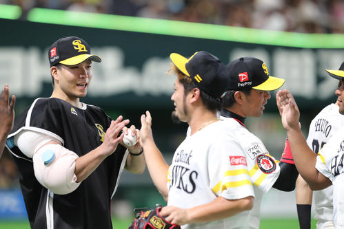 ソフトバンク対日本ハム　勝利投手となった千賀（左端）は最後を抑えた森からウイニングボールを渡される（撮影・梅根麻紀）