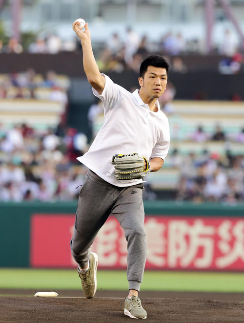 楽天対オリックス　「BOAT　RACEナイター」で始球式に登場した村田諒太（撮影・浅見桂子）