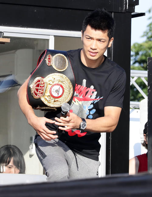 楽天対オリックス　試合前、球場正面ステージでのトークショーにベルトを肩にかけて登壇したWBA世界ミドル級王者の村田（撮影・浅見桂子）