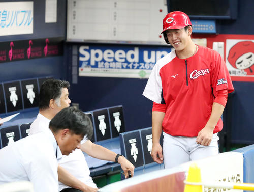 阪神対広島　小園（右）と話す川藤OB会長（撮影・加藤哉）