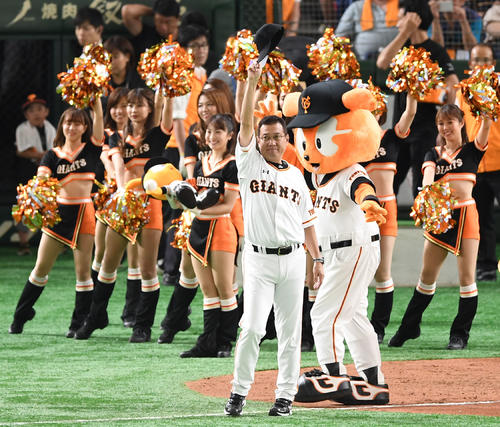 巨人対ヤクルト　ヤクルトに勝利し声援に応える巨人原監督（撮影・横山健太）