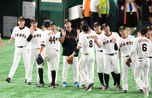 巨人対ヤクルト　ナインをタッチで迎える巨人原監督（左）（撮影・横山健太）