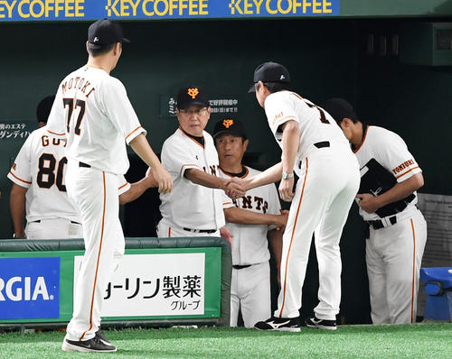 巨人対ヤクルト　ヤクルトに勝利し首脳陣と握手を交わす巨人原監督（中央）（撮影・横山健太）