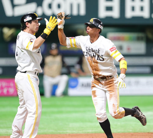 フトバンク対日本ハム　7回裏ソフトバンク1死二、三塁、甲斐の打球を中堅手の西川が後逸、松田宣に続き福田も生還し逆転となる（撮影・梅根麻紀）
