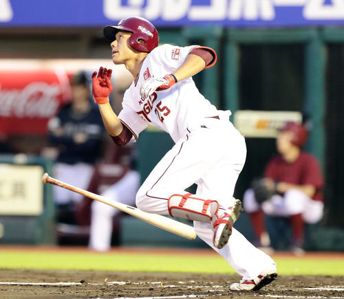 楽天対オリックス　2回裏楽天1死、田中は中越えソロ本塁打を放つ（撮影・浅見桂子）