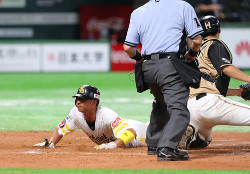 ソフトバンク対日本ハム　7回裏ソフトバンク1死二、三塁、甲斐拓也の打球を中堅手の西川が後逸、その間松田に続き福田秀平も生還、逆転となる（撮影・梅根麻紀）