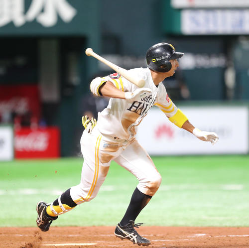 ソフトバンク対日本ハム　8回裏ソフトバンク2死二、三塁、福田秀平は中前に適時打を放つ（撮影・梅根麻紀）