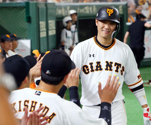 巨人対ヤクルト　1回裏巨人1死、右中間に先制のソロ本塁打を放ちナインの出迎えを受ける坂本勇（撮影・垰建太）