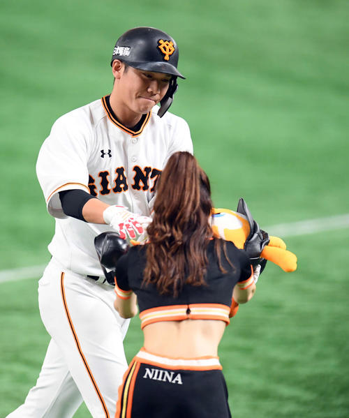 巨人対ヤクルト　1回裏巨人1死、先制の31号ソロ本塁打を放った坂本勇（撮影・たえ見朱実）