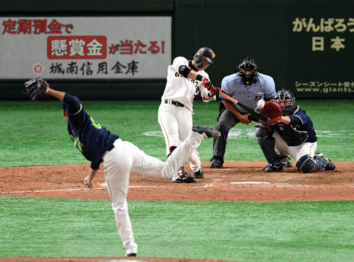 巨人対ヤクルト　5回裏巨人1死、左越え本塁打を放つ亀井（撮影・横山健太）