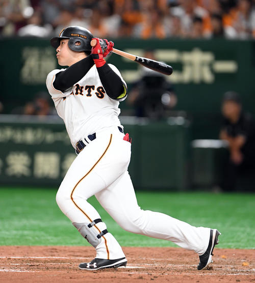 巨人対ヤクルト　2回裏巨人2死満塁、中前に2点適時二塁打を放つ岡本（撮影・たえ見朱実）
