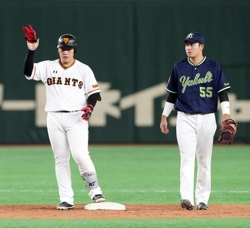 巨人対ヤクルト　2回裏巨人2死満塁、中越え適時打二塁打を放ち控えめにベンチに向かって手を挙げる岡本（左）。右は村上（撮影・垰建太）