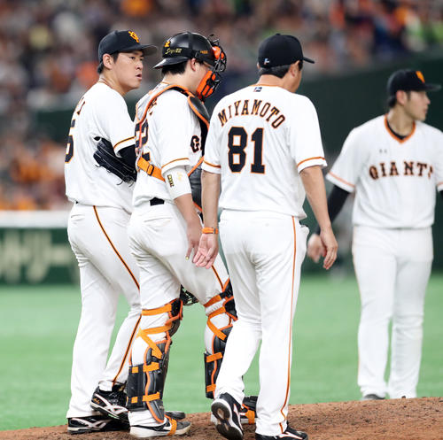 巨人対ヤクルト　6回表ヤクルト1死一、二塁、マウンドで宮本コーチ（右）と話す桜井（左）（撮影・垰建太）