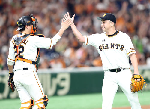 巨人対ヤクルト　最後を締めヤクルトに勝利した巨人沢村（右）は小林と笑顔でタッチを交わす（撮影・垰建太）