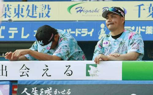 ロッテ対西武　厳しい表情で戦況を見つめるロッテ井口監督（右）（撮影・滝沢徹郎）