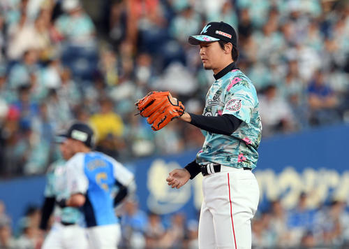 ロッテ対西武　3回表西武無死、源田壮亮（奥）に右越えソロ本塁打を浴びる二木（撮影・滝沢徹郎）