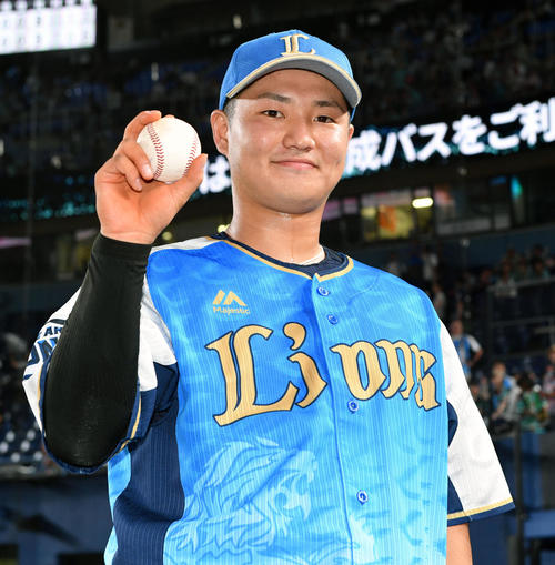 ロッテ対西武　プロ初本塁打を放った西武佐藤は記念球を手にポーズを決める（撮影・滝沢徹郎）