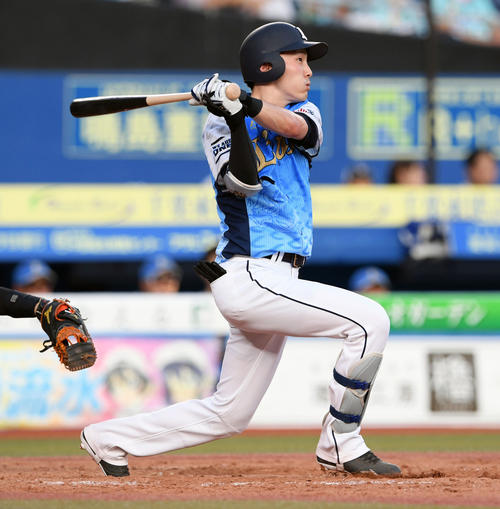 ロッテ対西武　3回表西武無死、源田は右越えソロ本塁打を放つ（撮影・滝沢徹郎）